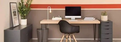 Heimbüro mit Schreibtisch und Stuhl